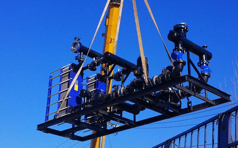 北京某物業換熱站吊裝現場